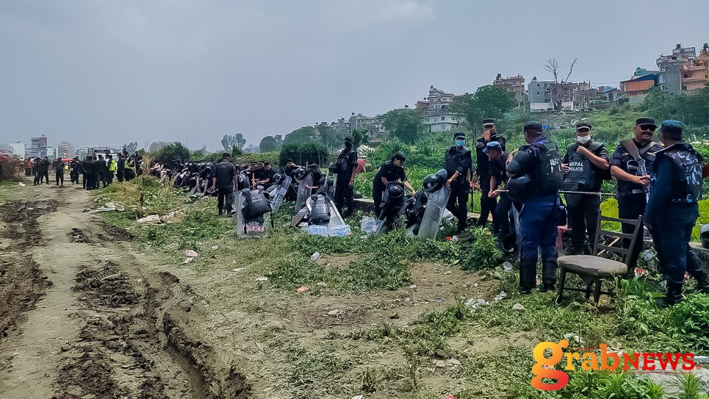मनोहरा नदी किनारको अनधिकृत सुकुम्बासी बस्ती भत्काउन १९०० भन्दा बढी सुरक्षाकर्मी परिचालन